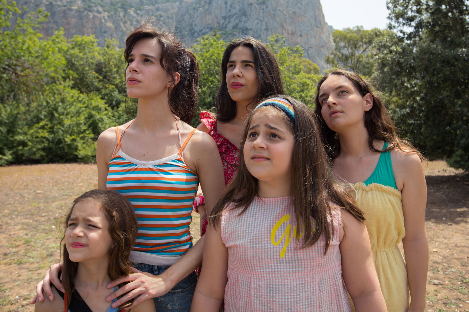 Clicca per vedere l'immagine originale Le sorelle Macaluso guardano l'orizzonte