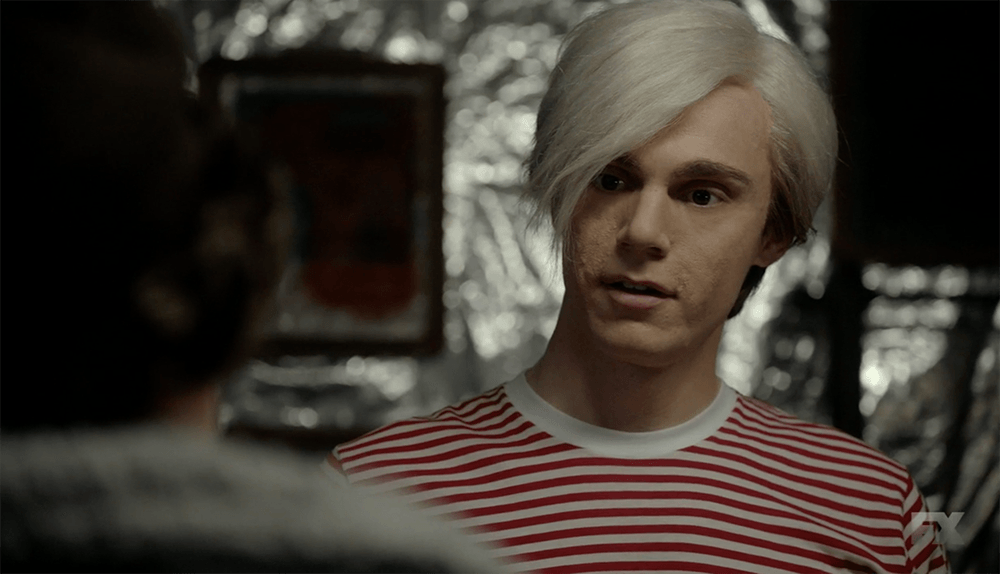 Evan Peters nei panni di Andy Warhol in una scena di AHS: Cult