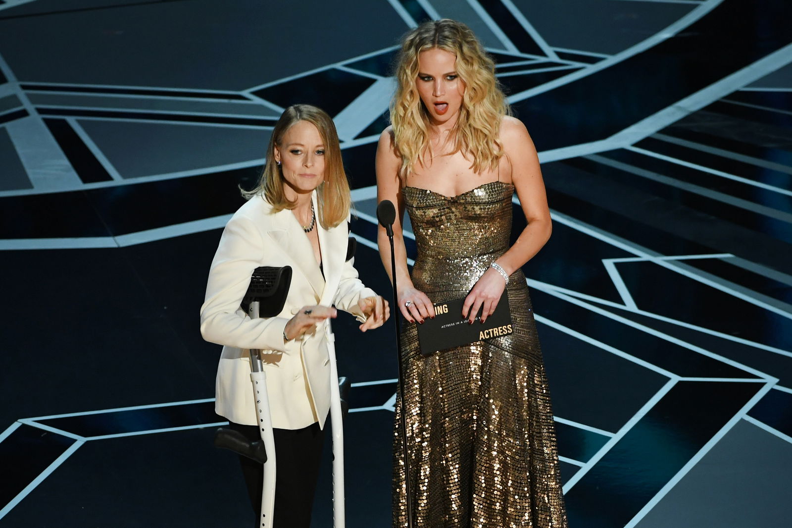 Clicca per vedere l'immagine originale Jodie Foster e una shockata Jennifer Lawrence