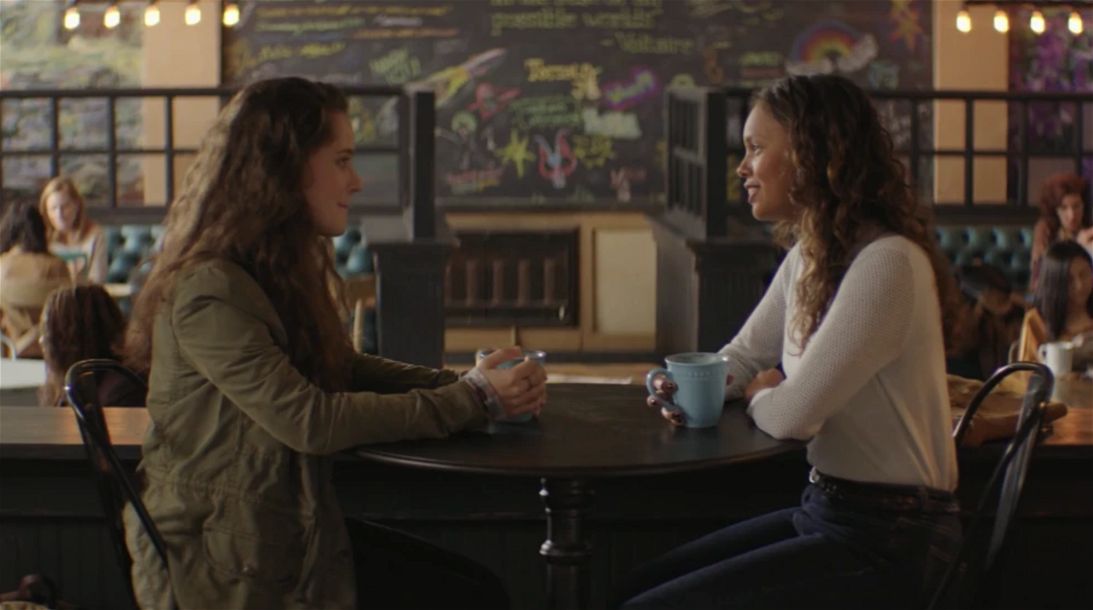 Una scena di Hannah e Jessica nella caffetteria
