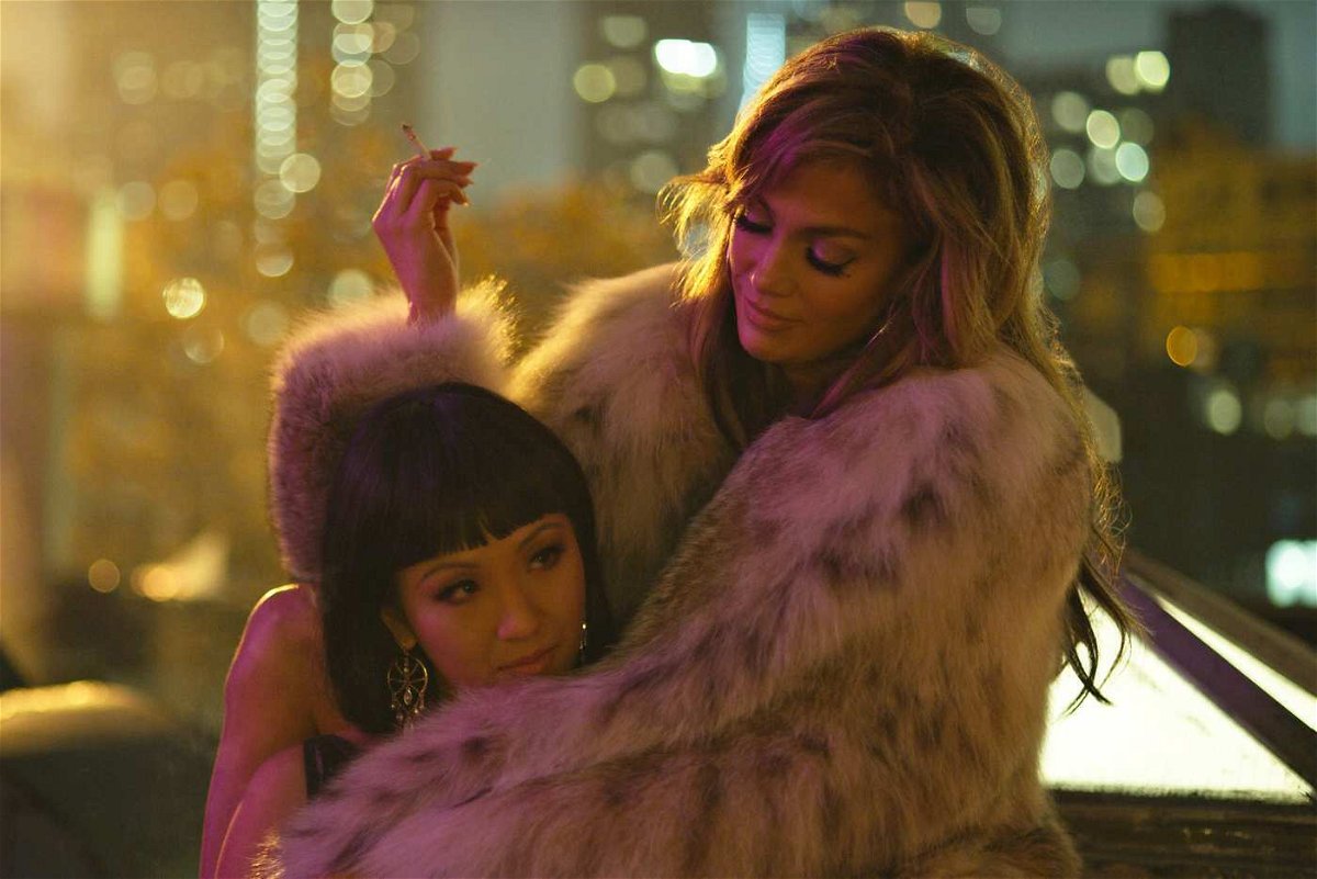 Una foto di Jennifer Lopez e Constance Wu in una scena del film Le ragazze di Wall Street