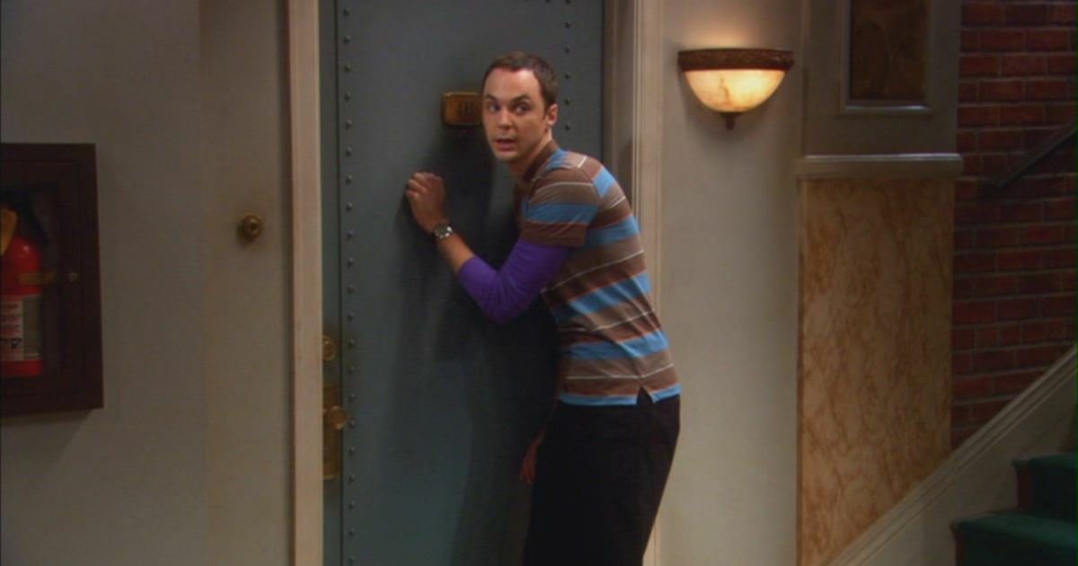 Sheldon Cooper in una scena tipica di The Big Bang Theory