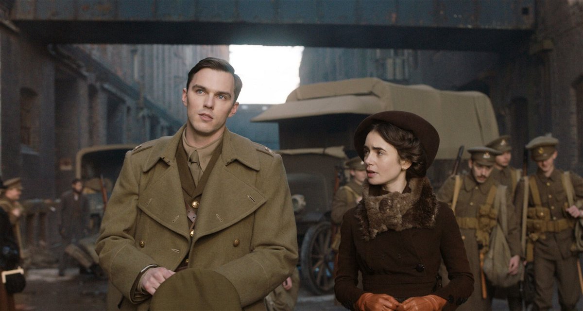 Medios bustos de Nicholas Hoult y Lily Collins respectivamente como JRR Tolkien y Wife Edith, con soldados detrás de ellos