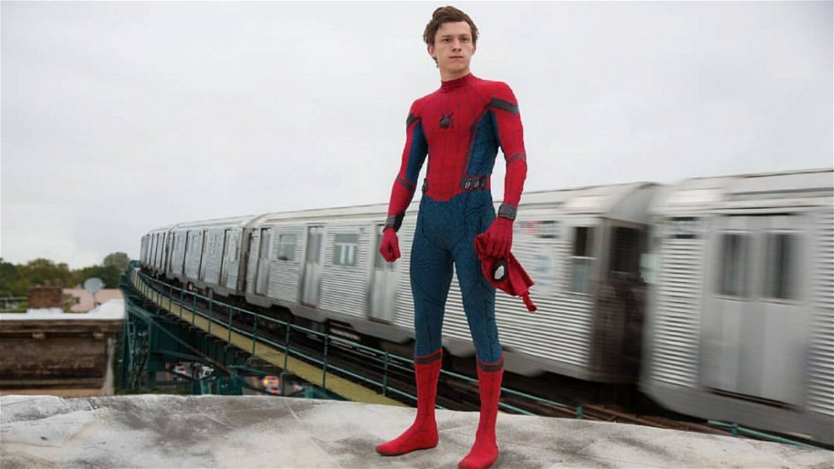 Peter Parker (Tom Holland) indossa il costume di Spider-Man in una scena di Homecoming