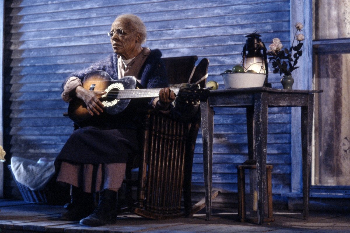 Mother Abagail suona la chitarra sul portico, di notte