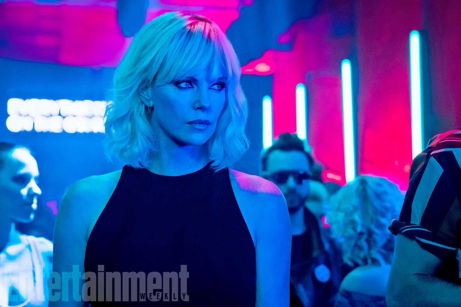 Clicca per vedere l'immagine originale Charlize Theron nei colori al neon di Atomica Bionda