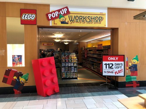 Clicca per vedere l'immagine originale Primo piano dell'ingresso del negozio temporaneo LEGO di Manchester, nel Connecticut (USA)