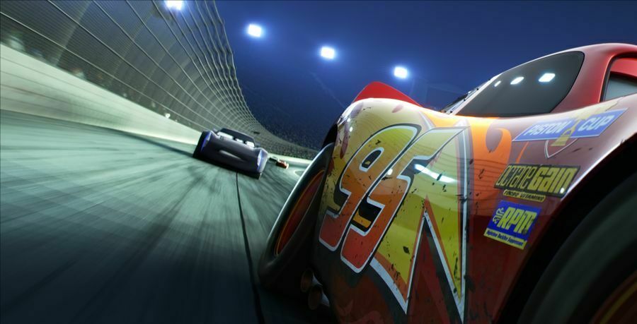 Clicca per vedere l'immagine originale Saetta McQueen supera il suo giovane rivale in una scena di Cars 3.