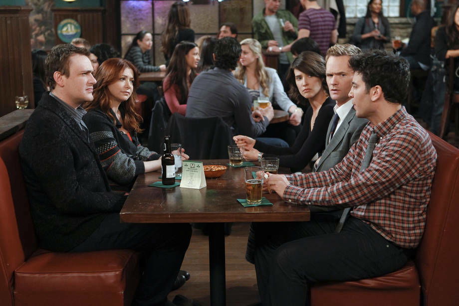 Ted e i suoi amici nel loro bar preferito I protagonisti di How I Met Your Mother