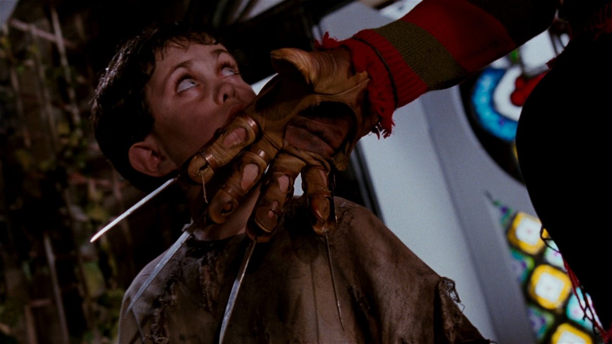 Freddy Krueger indossa un guanto di lame
