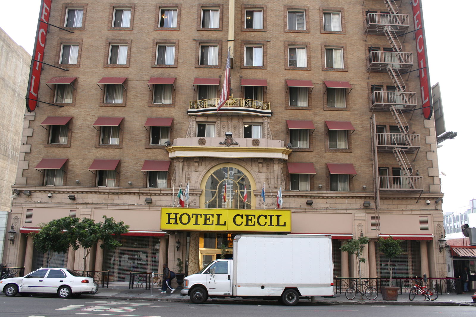 Clicca per vedere l'immagine originale Il Cecil Hotel com'era nel 2005