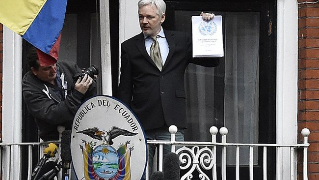 Julian Assange davanti all'Ambasciata dell'Ecuador a Londra