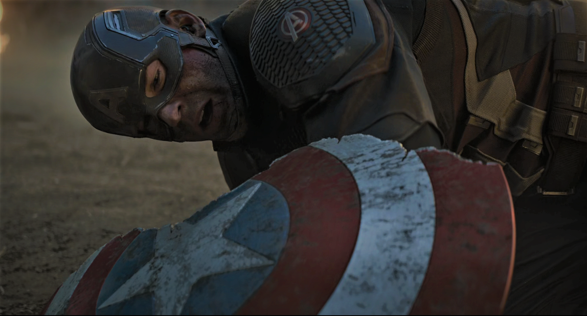 Capitán América observa su escudo, roto por Thanos