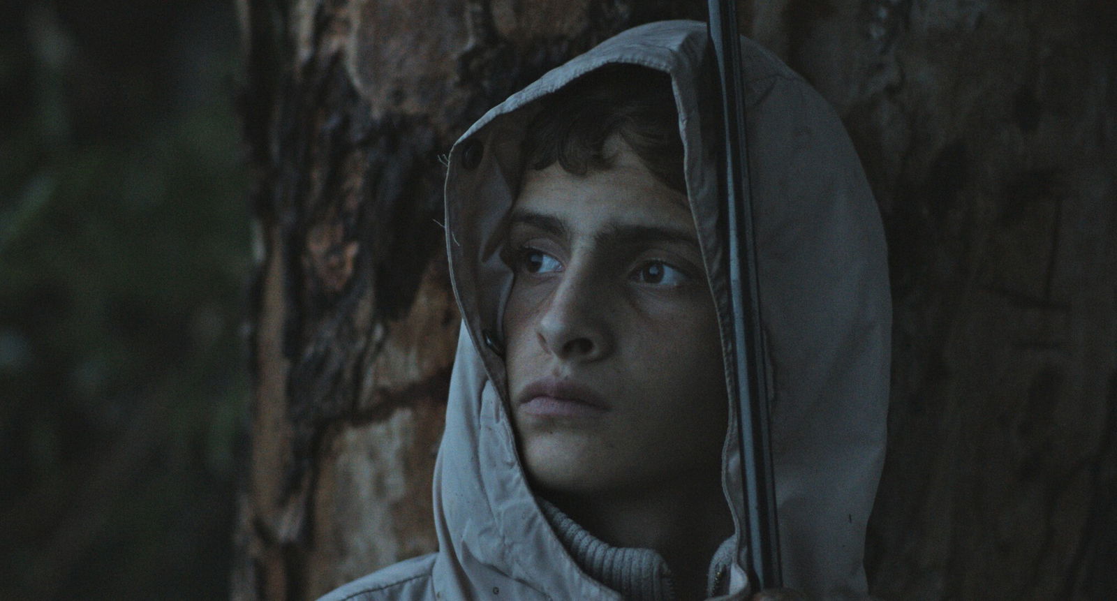 Clicca per vedere l'immagine originale L'adolescente Alì in una scena del documentario Notturno di Gianfranco Rosi