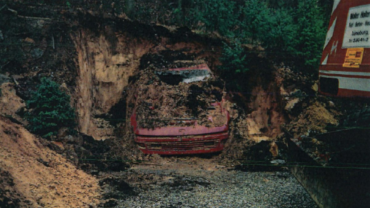 La Ford coupé rossa di Wichmann in una scena della serie Dig Deeper: la scomparsa di Birgit Meier