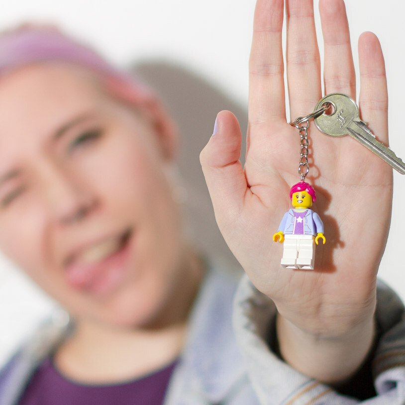 Una ragazza mostra il portachiavi con la propria Minifigure LEGO personalizzata