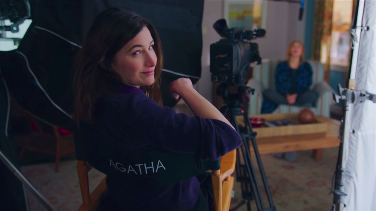 Agatha seduta dietro la telecamera