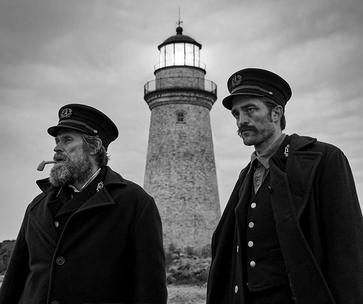 Willem Dafoe e Robert Pattinson in una scena del film The Lighthouse