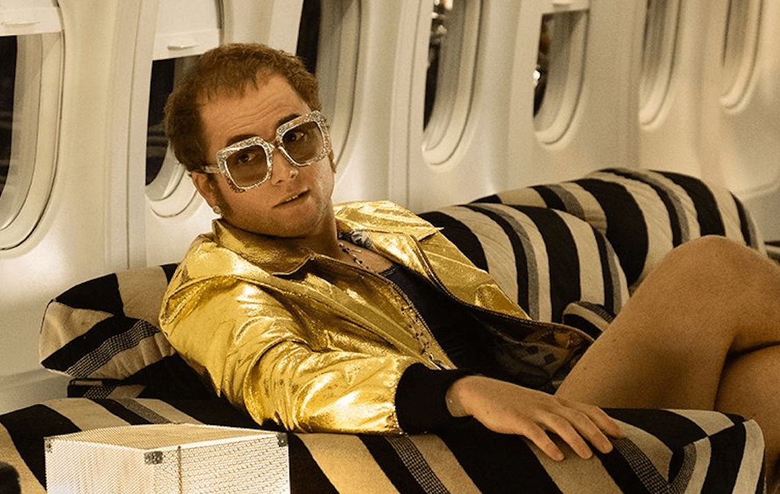 Taron Egerton in Rocketman Taron Egerton interpreta Elton John
