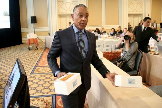 Click para ver la imagen original Giancarlo Esposito reparte cajas de pollo frito