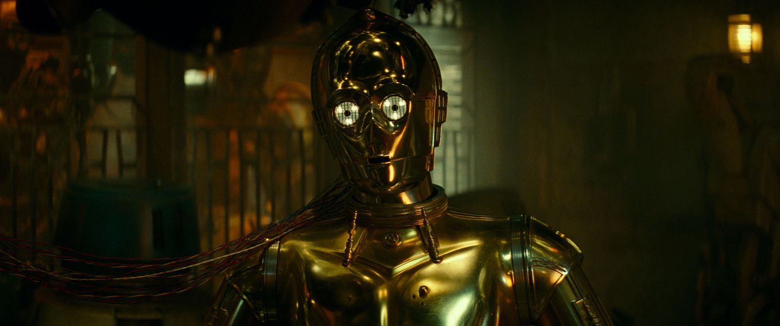Clicca per vedere l'immagine originale Un primo piano di C-3PO nel film Star Wars: L'ascesa di Skywalker