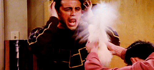Click para ver la imagen original Joey y Chandler juegan con la gallina.