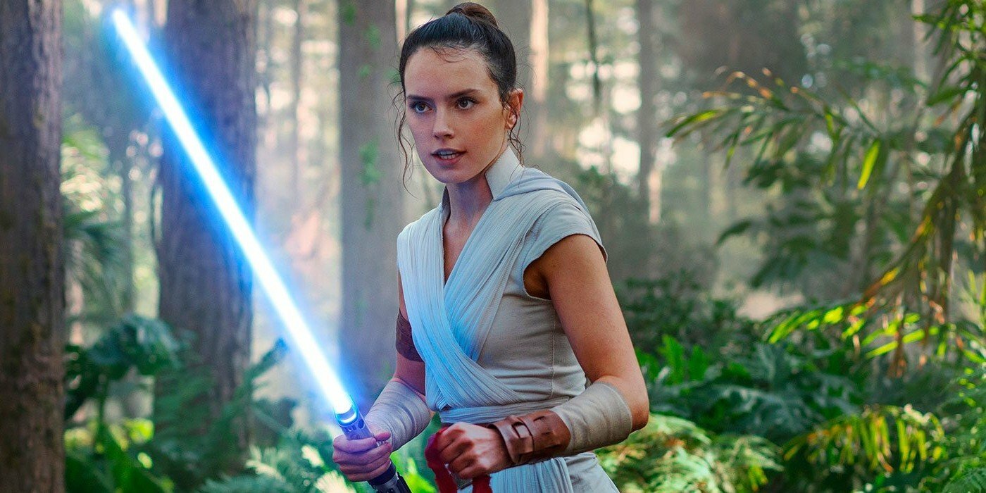Clicca per vedere l'immagine originale Rey con la spada laser blu in mano