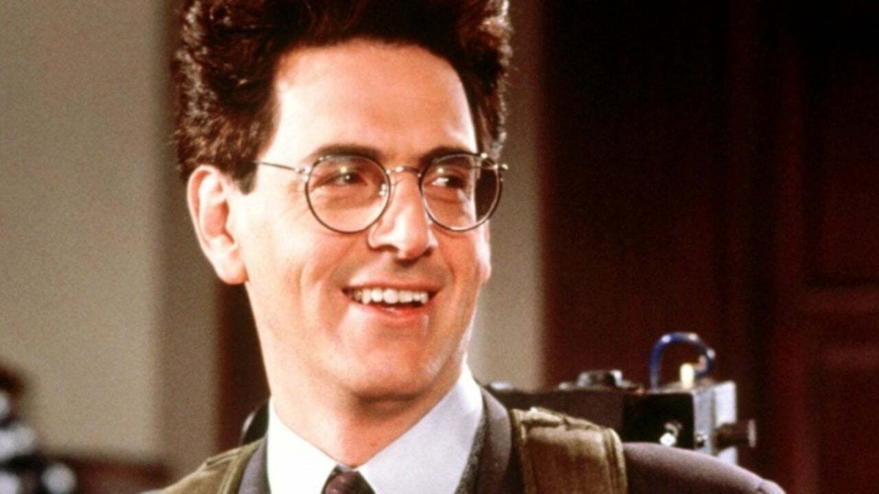 Clicca per vedere l'immagine originale Harold Ramis in una scena di Ghostbusters II mentre indossa uno zaino protonico