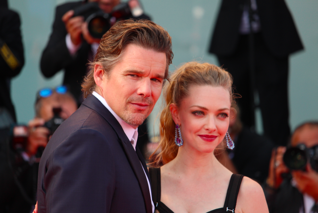 Ethan Hawke e Amanda Seyfried sul red carpet di First Reformed. Ethan Hawke e Amanda Seyfried sul red carpet di First Reformed di Venezia 74.