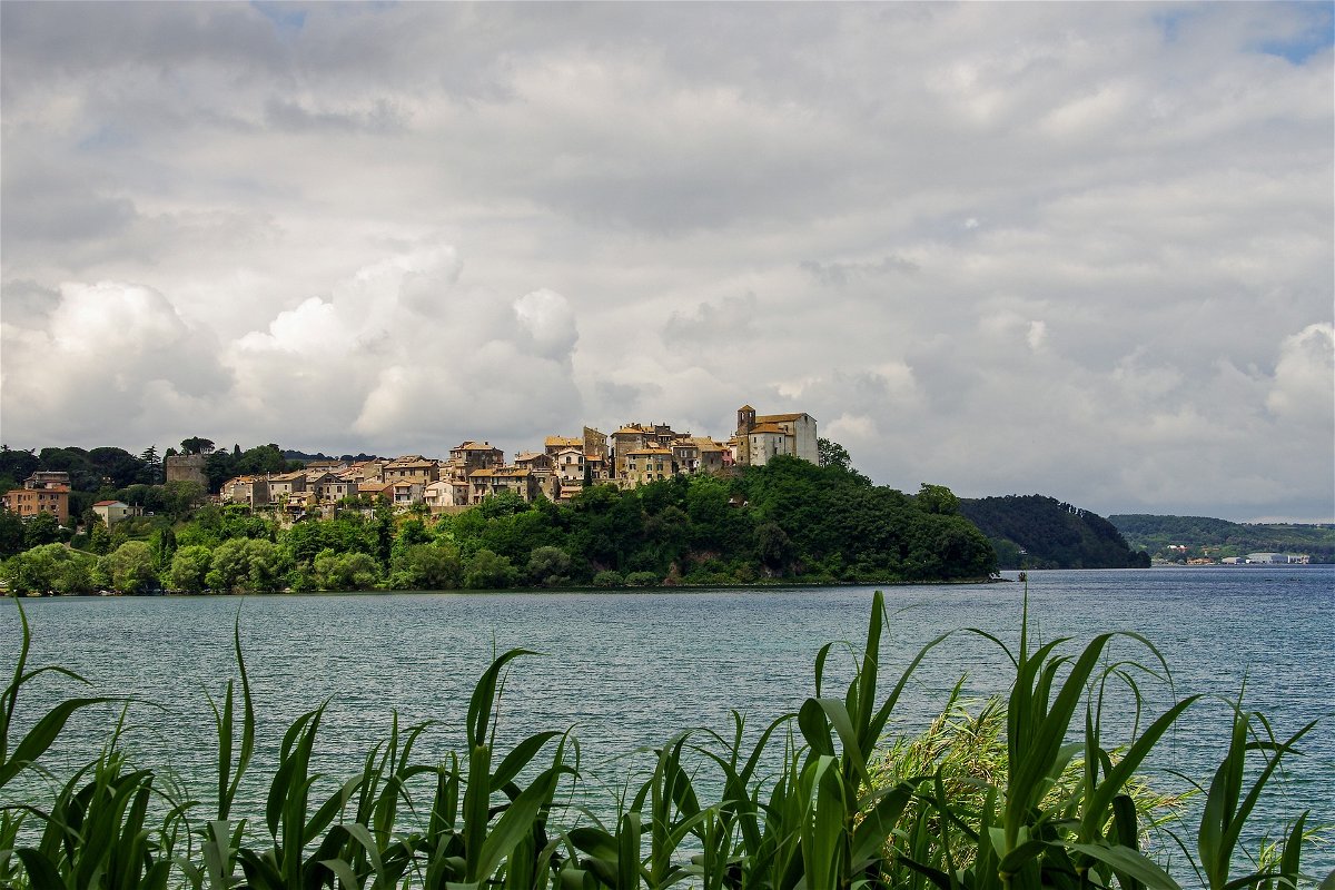 Θέα στην Anguillara, μια από τις πόλεις με θέα στη λίμνη Bracciano