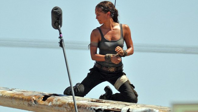 Alicia Vikander mentre gira una sequenza d'azione del nuovo Tomb Raider