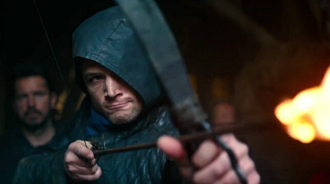 Taron Egerton es Robin Hood en una secuencia de la película