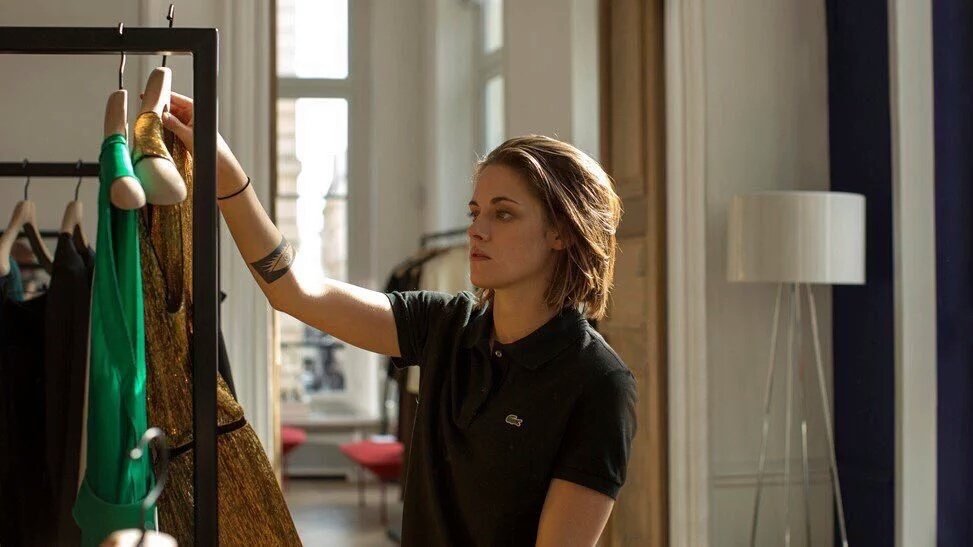 Kristen Stewart sceglie gli abiti per Kyra in una scena di Personal Shopper
