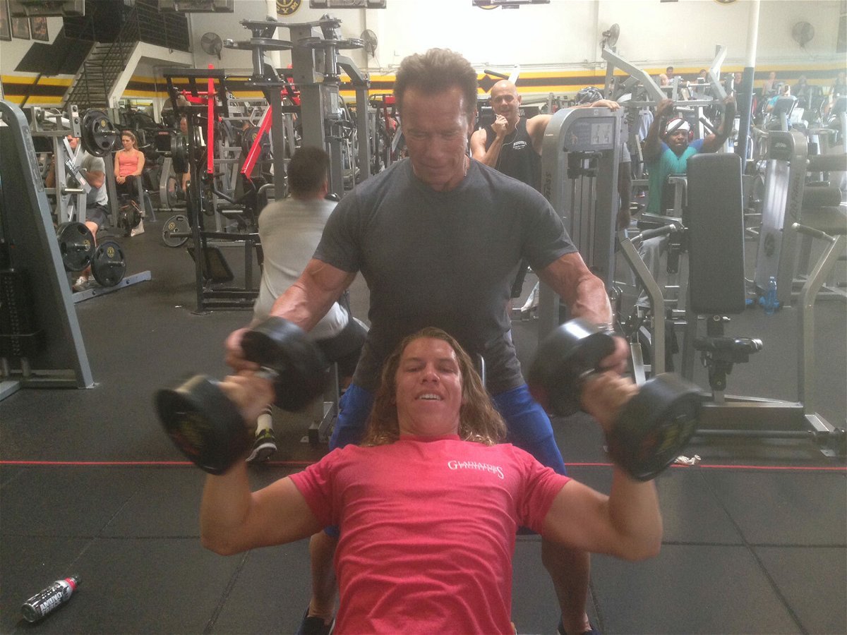 Arnold Schwarzenegger e suo figlio Joseph durante un allenamento