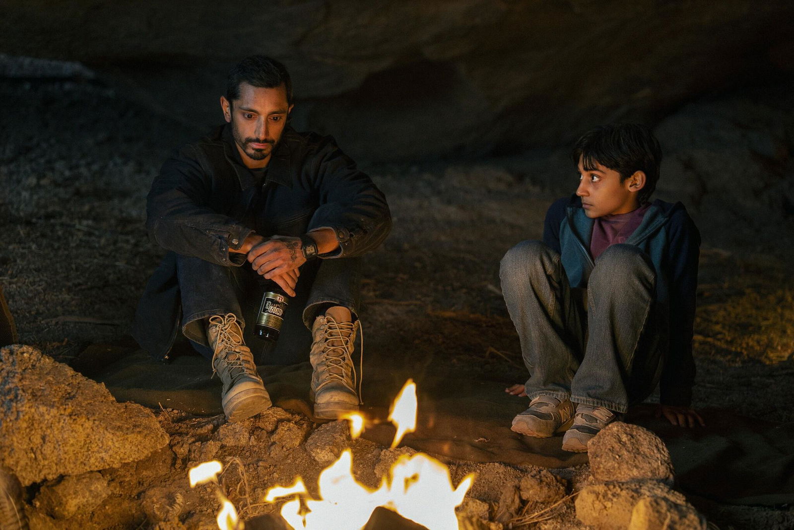 Clicca per vedere l'immagine originale Riz Ahmed e Lucian-River Chauhan in una scena del film Encounter
