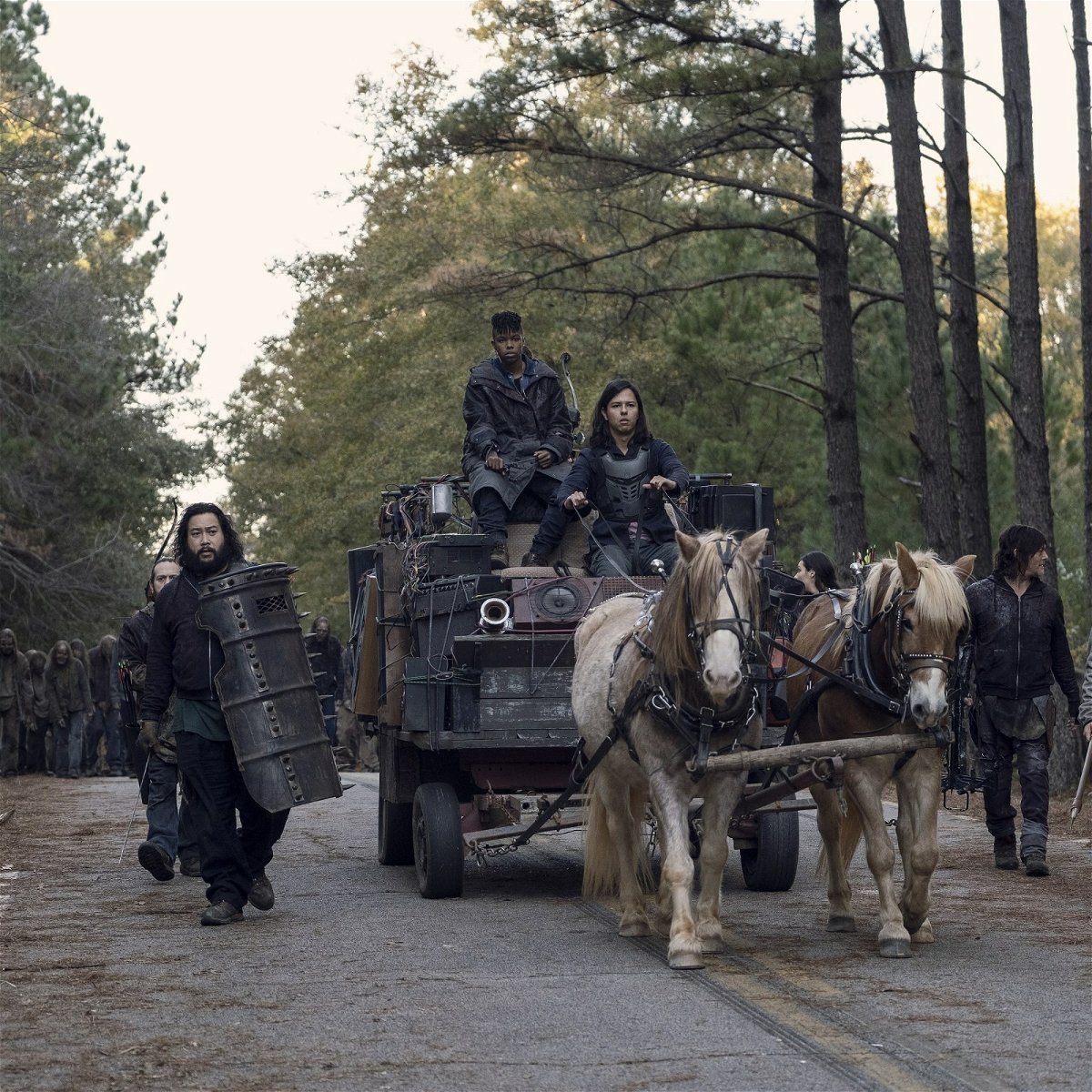 The Walking Dead: Daryl, Jerry e gli altri guidano la mandria di zombi lontano nell'episodio 10x16