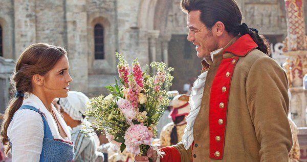 Clicca per vedere l'immagine originale Gaston (Luke Evans) e Belle (Emma Watson) in una scena dal film di Bill Condon