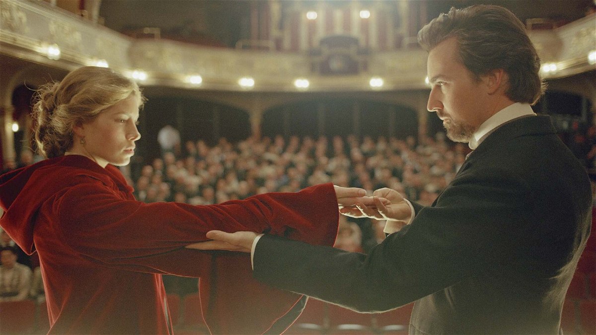 Sophie e Eduard si riconoscono durante un trucco di magia sul palco