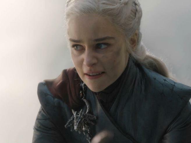 Emilia Clarke è Daenerys in una scena dell'ultima stagione di Game of Thrones