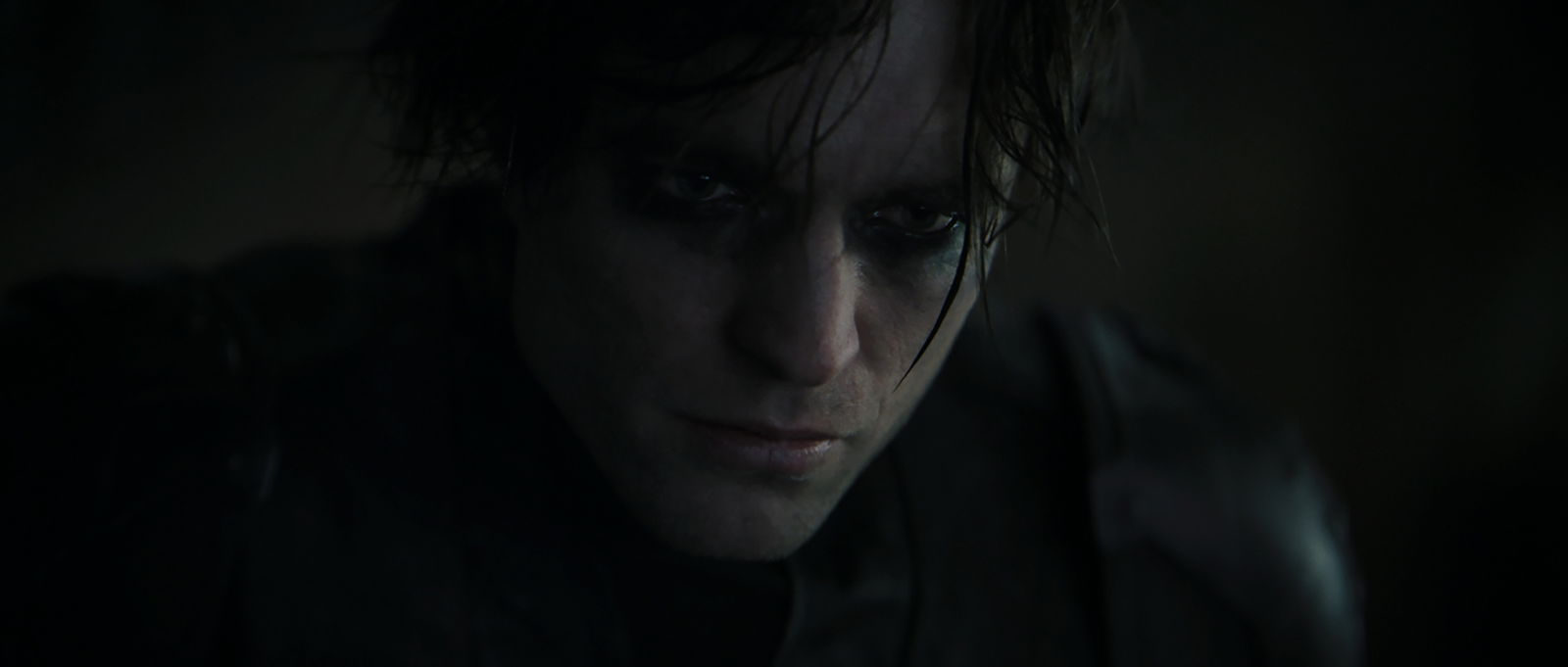 Clicca per vedere l'immagine originale Primo piano di Robert Pattinson / Bruce Wayne nel teaser trailer di The Batman