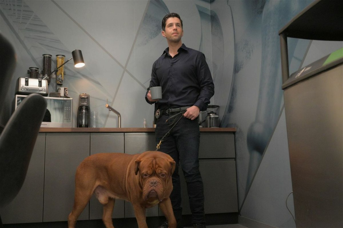 Ο Scott Turner και το σκυλάκι Hooch σε μια σκηνή από την τηλεοπτική σειρά