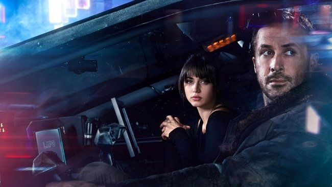Frame di K e Joi nello spinner in Blade Runner 2049