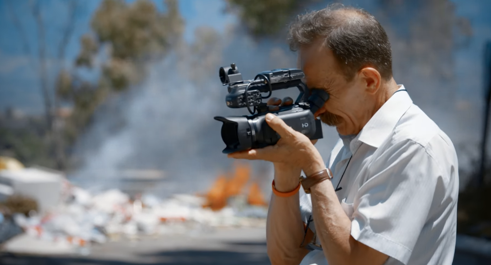 Netflix ricostruisce la storia di Pino Maniaci nella docu-serie Vendetta - Guerra nell'antimafia Pino Maniaci in una scena della docu-serie Netflix Vendetta - Guerra nell'antimafia