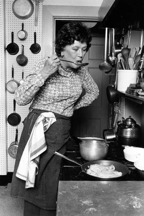 Julia Child nella sua cucina