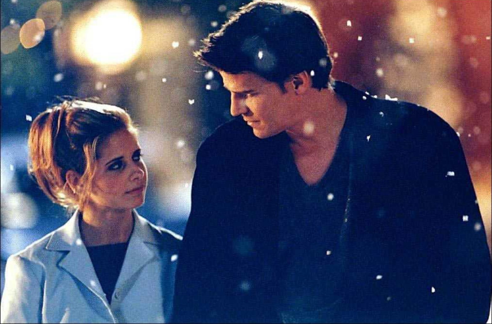 Clicca per vedere l'immagine originale Sarah Michelle Gellar e David Boreanaz sotto la neve