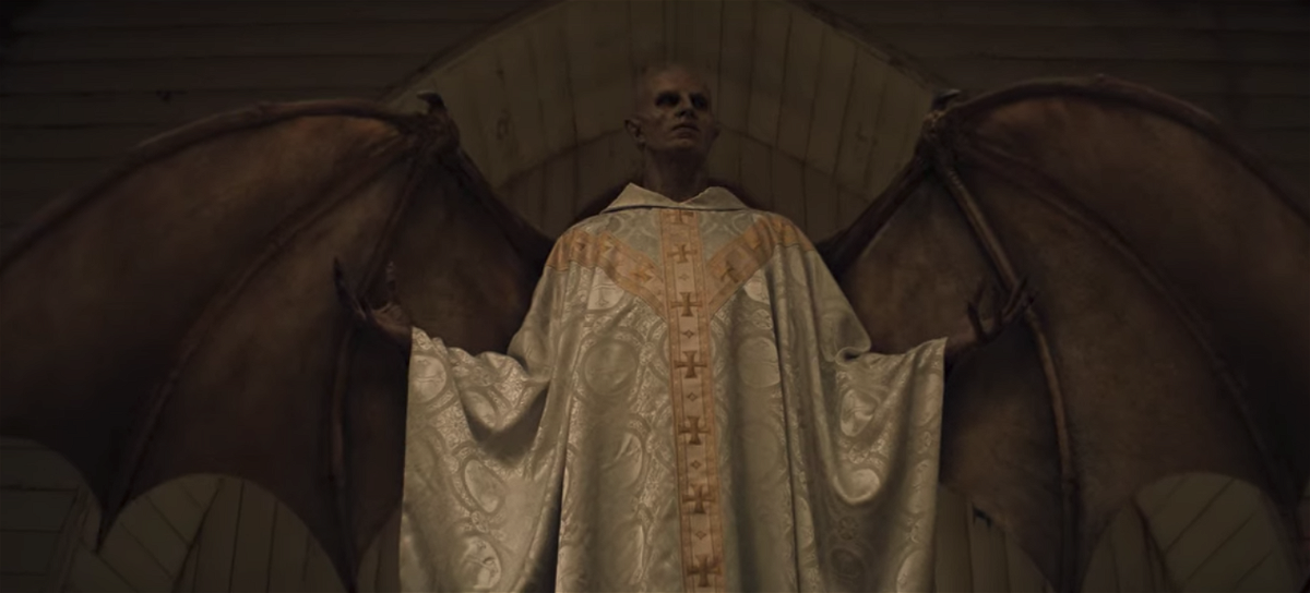 Un demonio con túnica de sacerdote