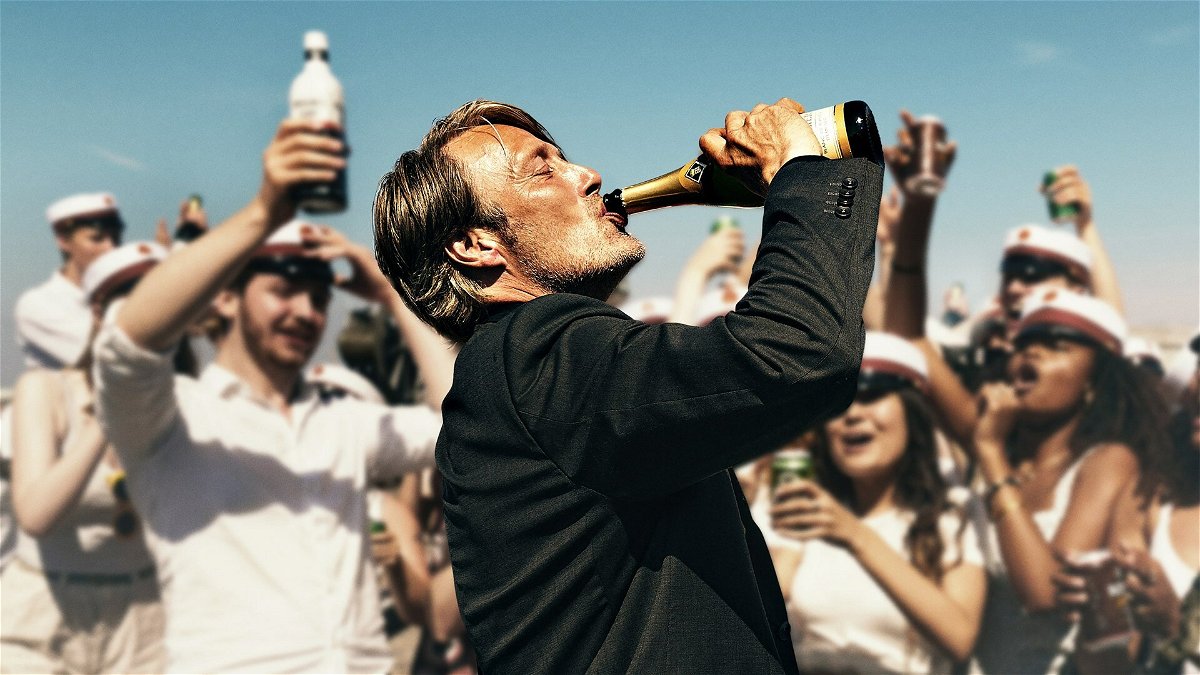 Martin beve dalla bottiglia circondato dagli studenti
