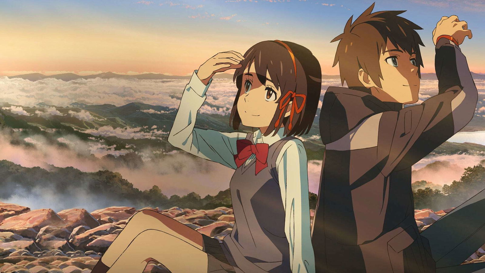 Clicca per vedere l'immagine originale Taki e Mitsuha sono seduti insieme, mentre il sole illumina i loro volti