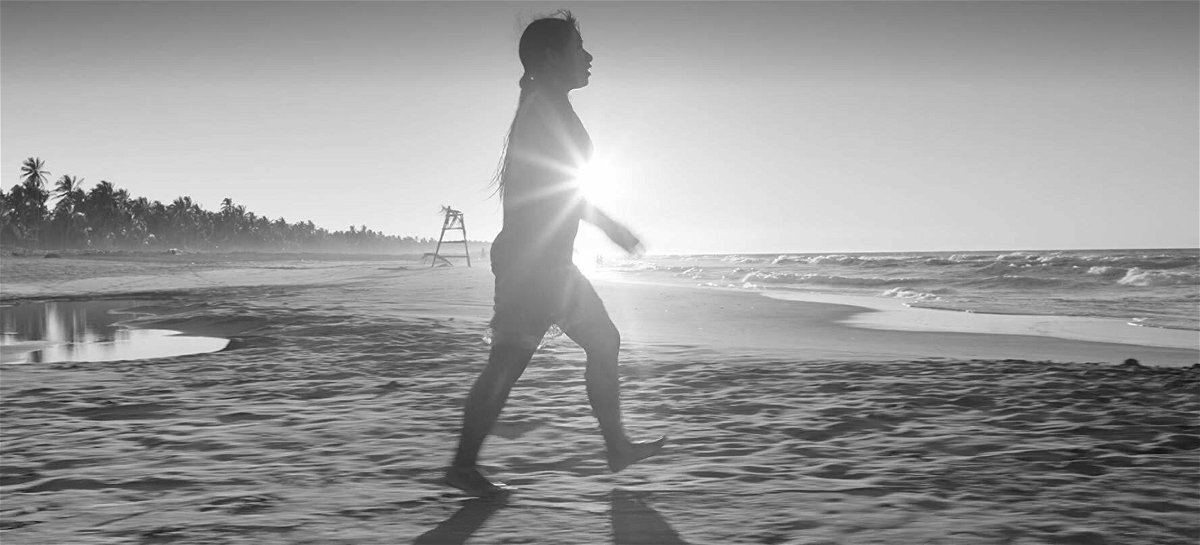 Yalitza Aparicio sulla spiaggia cammina verso il mare in una scena del film