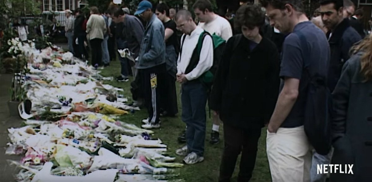 I fiori per i morti degli attentati in Nail Bomber: Terrore a Londra